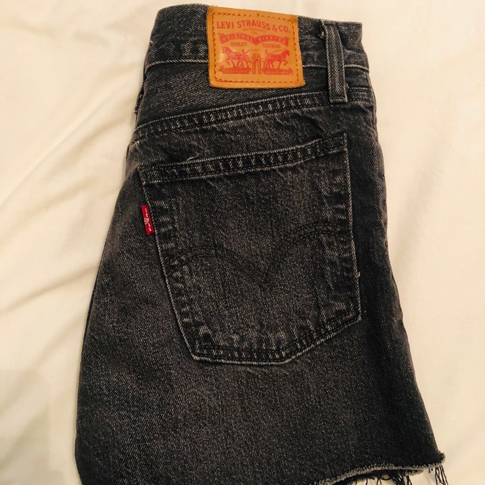 LEVI’S WEDGIE SHORTS